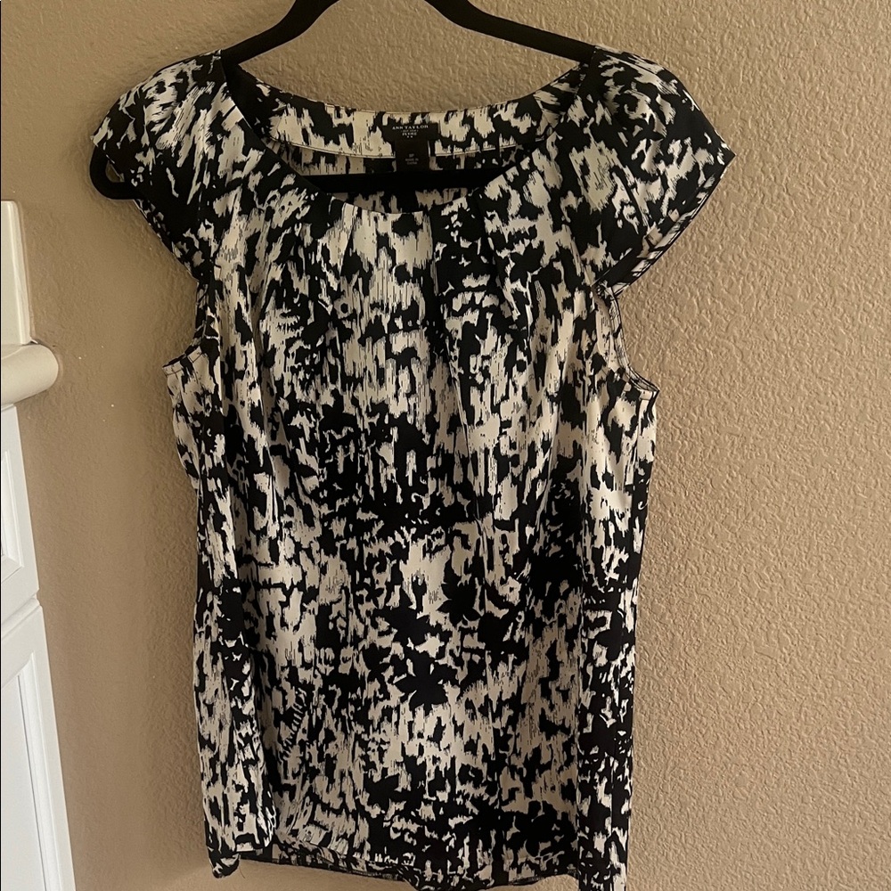 Ann Taylor Black and White Printed Cap-Sleeve Top